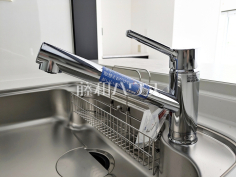 浄水器一体型水栓　【ファミール高幡不動】 いつでもおいしいお水が飲める浄水器一体型水栓も完備 