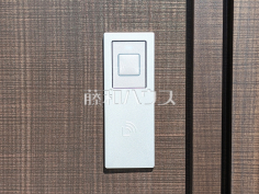 2号棟　カードキー　【武蔵村山市中原３丁目】 センサーに近づけるだけワンタッチで施錠・開錠が出来るので、暗がりの中で鍵穴を探すこともなく、携帯しやすい薄型カードタイプのロックキーは防犯面にも優れております。 
