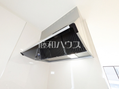 2号棟　レンジフード　【武蔵村山市中原３丁目】 お手入れのしやすいレンジフードは見た目もスッキリしていて、料理時の油煙やニオイを効率的に外に出せます。 