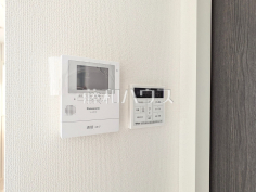 2号棟　TVモニター付きインターホン・給湯リモコン　【三鷹市中原４丁目】TVモニター付きインターホンのため訪問者がひと目で分かります。追焚機能付で時間差入浴もOK！