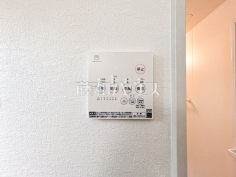 24時間換気システム 24時間換気システムにより、花粉・PM2.5などの微小粒子物質の侵入を防ぎ、快適な室内を保ちます。 

