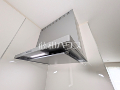 レンジフード　【武蔵村山市大南２丁目】お手入れのしやすいレンジフードは見た目もスッキリしていて、料理時の油煙やニオイを効率的に外に出せます。