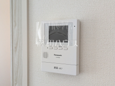 防犯に役立つTVモニター付インターフォン　TVモニター付きインターホンのため訪問者がひと目で分かります