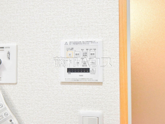  24時間換気システム  24時間換気システムを利用すれば、真夏や真冬に毎日窓を開けて換気する必要がありません。快適な室温を保ちつつ、換気の手間を減らせます。 