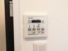 浴室換気乾燥機（換気、涼風、暖房）　【新柳沢団地1号棟】 雨の日でも洗濯物が乾かせる浴室換気乾燥機。換気・乾燥・暖房・涼風機能と1台多役の優れものです！ 