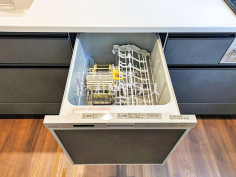 食器洗浄乾燥機 目指せ時短！食洗機で大幅に家事が楽々に。空いた時間は家族の団らんや、食後のテレビ鑑賞やリラックスする時間にでき、毎日の暮らしにゆとりが生まれます。 