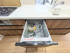 食器洗浄乾燥機　【朝霞市根岸台１丁目】ビルトイン食洗機は毎日の家事を軽減させてくれます。またワークトップも広々使え機能性も向上します。 
