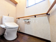 温水洗浄機能付きトイレ　【府中市四谷３丁目】
温水洗浄機能付きトイレで清潔にご使用いただけます。　