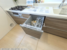 食器洗浄乾燥機食洗機は水仕事を軽減するとともに、手洗いに比べ節水効果も期待できます。