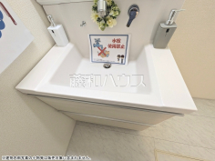 洗面台フチレス構造でサッとひと拭き、お手入れがしやすいです。