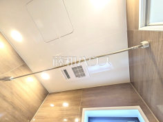 浴室換気乾燥機　【西東京市東伏見２丁目】 換気機能によってバスルーム内のカビの発生を抑制できます。夜間や雨天時の洗濯物の乾燥に便利な乾燥機能も装備。 