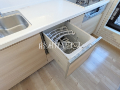 食器洗浄乾燥機　【西東京市向台町６丁目】食後の片付けもラクに、毎日の家事を時短できるようキッチンに食洗機を内蔵しました。