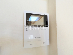 TVモニター付きインターホンのため訪問者がひと目で分かります　訪問者がわかるTVモニター付インターホンは、お子様のお留守番にも活躍するかも？！　