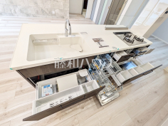 ビルトイン食洗機　【ミオカステーロ狛江アンバーコート】
フロントオープンのビルトイン食洗機は毎日の家事を軽減させてくれます。またワークトップも広々使え機能性も向上します。　