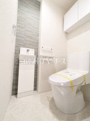 温水洗浄機能付きトイレ【ミオカステーロ狛江アンバーコート】
温水洗浄機能付きトイレで清潔にご使用いただけます。　