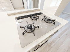 コンロ・グリル　【ミオカステーロ狛江アンバーコート】
フラットな表面で汚れも拭きとりやすく、お掃除が簡単な3口ガラストップコンロ　