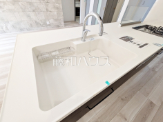 タッチスイッチ水栓　【ミオカステーロ狛江アンバーコート】
水栓レバーを触らずに、手で軽くタッチするだけで簡単に吐水・止水の操作ができるタッチスイッチ水栓　