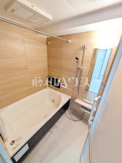 ランドリーパイプ付き浴室　【ミオカステーロ狛江アンバーコート】
浴室はランドリーパイプ付きで、雨の日もお洗濯物を干せて便利です。　