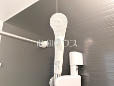 3号棟　スイッチ付シャワーヘッド　【武蔵村山市本町３丁目】浴室のシャワーは手元で止水ができるスイッチ付シャワーヘッドにより、さらに節水効果がアップします。