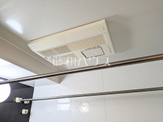 浴室換気乾燥機　【パラモド朝霞台】浴室換気乾燥機は梅雨の時期等、なかなか乾かない洗濯物を干すのに役立ちます！
