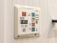 浴室換気乾燥機リモコン　【パラモド朝霞台】汚れものが多くても、いつでも洗濯物を干せるのが嬉しい浴室換気乾燥機！
