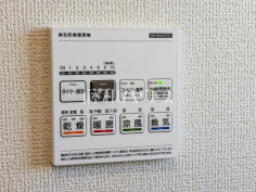 浴室換気乾燥機　【練馬区貫井４丁目】換気機能によってバスルーム内のカビの発生を抑制できます。夜間や雨天時の洗濯物の乾燥に便利な乾燥機能も装備。