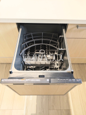 2号棟　家事の時間を短縮するエコな食洗機 まとめ洗いができ、乾燥まで行ってくれる食器洗い乾燥機で食事の後片付けが楽になります。