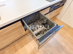 食器洗浄乾燥機 ビルトイン食洗機を標準完備し、家事時間が短縮できます。 食器洗浄乾燥機 ビルトイン食洗機を標準完備し、家事時間が短縮できます。