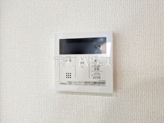 浴室給湯リモコン追焚き機能付きなので、生活時間の違う家族に便利です。 
