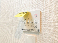 24時間換気システム 24時間換気システムにより、花粉・PM2.5などの微小粒子物質の侵入を防ぎ、快適な室内を保ちます