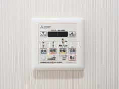 浴室換気乾燥機　【コスモ・ザ・パークス調布多摩川】 浴室換気乾燥暖房機付きの為、冬も快適、入浴後もカラッと乾燥し、カビの発生を抑えます。 