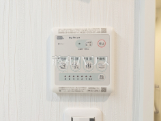 浴室乾燥機リモコン　【レーヴステージ府中緑町】換気機能によってバスルーム内のカビの発生を抑制できます。夜間や雨天時の洗濯物の乾燥に便利な乾燥機能も装備。