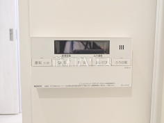 給湯器リモコン　【レーヴステージ府中緑町】自動お湯張りや追いだき機能など、充実したバスタイムをサポートする設備が整っています。温度調節もボタンひとつで簡単です。