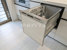 B号棟　食器洗浄乾燥機　【小平市美園町３丁目】ビルトイン食洗機は毎日の家事を軽減させてくれます。またワークトップも広々使え機能性も向上します。 
