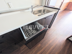 家事の時間を短縮するエコな食洗機 まとめ洗いができ、乾燥まで行ってくれる食器洗い乾燥機で食事の後片付けが楽になります。