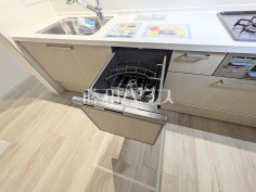 家事の時間を短縮するエコな食洗機 まとめ洗いができ、乾燥まで行ってくれる食器洗い乾燥機で食事の後片付けが楽になります。