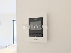 防犯に役立つTVモニター付インターフォン訪問者がわかるTVモニター付インターホンは、お子様のお留守番にも活躍するかも？！