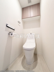 温水洗浄機能付きトイレ　【ブリリアタワー聖蹟桜ヶ丘ブルーミングレジデンス】
温水洗浄機能付きトイレで清潔にご使用いただけます。　