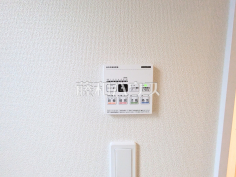 2-3号棟　浴室換気乾燥機換気機能によってバスルーム内のカビの発生を抑制できます。夜間や雨天時の洗濯物の乾燥に便利な乾燥機能も装備。