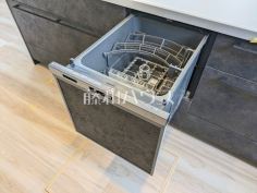 食器洗浄乾燥機　【西東京市芝久保町１丁目】ビルトイン食洗機は毎日の家事を軽減させてくれます。またワークトップも広々使え機能性も向上します。　