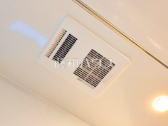 浴室乾燥機(浴室内上部)雨の日の強い味方!浴室換気乾燥機付きユニットバスで洗濯物が乾かせます。 浴室乾燥機(浴室内上部)雨の日の強い味方!浴室換気乾燥機付きユニットバスで洗濯物が乾かせます。
