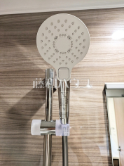 スイッチ付シャワーヘッド　【アトラスシティ千歳烏山グランスイート　風ノ棟】
浴室のシャワーは手元で止水ができるスイッチ付シャワーヘッドにより、さらに節水効果がアップします。　