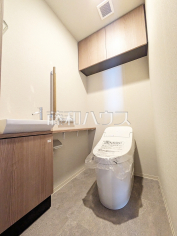 温水洗浄機能付きトイレ【アトラスシティ千歳烏山グランスイート　風ノ棟】
温水洗浄機能付きトイレで清潔にご使用いただけます。　