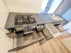 ビルトイン食洗機　【アトラスシティ千歳烏山グランスイート　風ノ棟】
ビルトイン食洗機は毎日の家事を軽減させてくれます。またワークトップも広々使え機能性も向上します。　