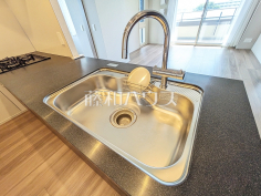 グースネック水栓【アトラスシティ千歳烏山グランスイート　風ノ棟】いつでもおいしいお水が飲める浄水器一体型水栓も完備