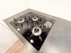 コンロ・グリル　【アトラスシティ千歳烏山グランスイート　風ノ棟】
フラットな表面で汚れも拭きとりやすく、お掃除が簡単な3口ガラストップコンロ　