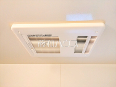 24時間換気システム 24時間換気システムにより、花粉・PM2.5などの微小粒子物質の侵入を防ぎ、快適な室内を保ちます。 
