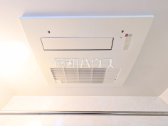 浴室換気乾燥　【ベルコリーヌ南大沢第6号棟】幼い子供がいると汚れものが多く、いつでも洗濯物を干せるのが嬉しい浴室換気乾燥機！