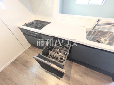 食器が出し入れしやすいスライドオープン式の食器洗浄乾燥機　まとめ洗いができ、乾燥まで行ってくれる食器洗い乾燥機で食事の後片付けが楽になります