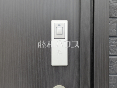 1号棟　スマートキー　【昭島市大神町１丁目】鍵を取り出さずドアのボタンで施解錠。日々の生活を豊かに、暮らしを心地良くする先進の設備　